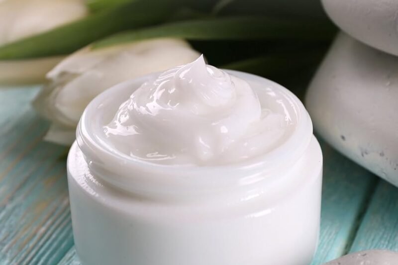 Homemade Organic Body and Skin Care Beauty Products: Easy to Make Lotions, Creams, Scrubs, Body Butters, Hair Products, and Lip Care Recipes for Women and Men (DIY Beauty Products)